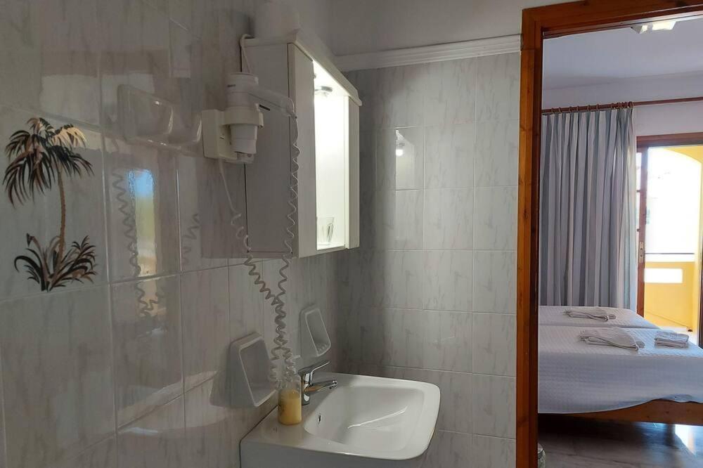 Menelaos Apartments ذاراتسو المظهر الخارجي الصورة